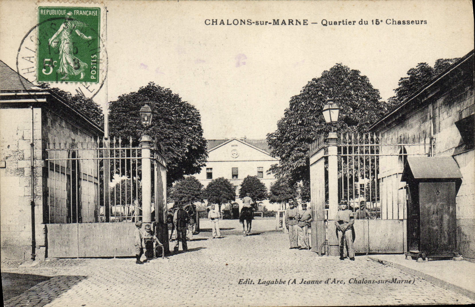 CPA Militaria Caserne Chalons sur Marne Quartier du 15eme chasseurs