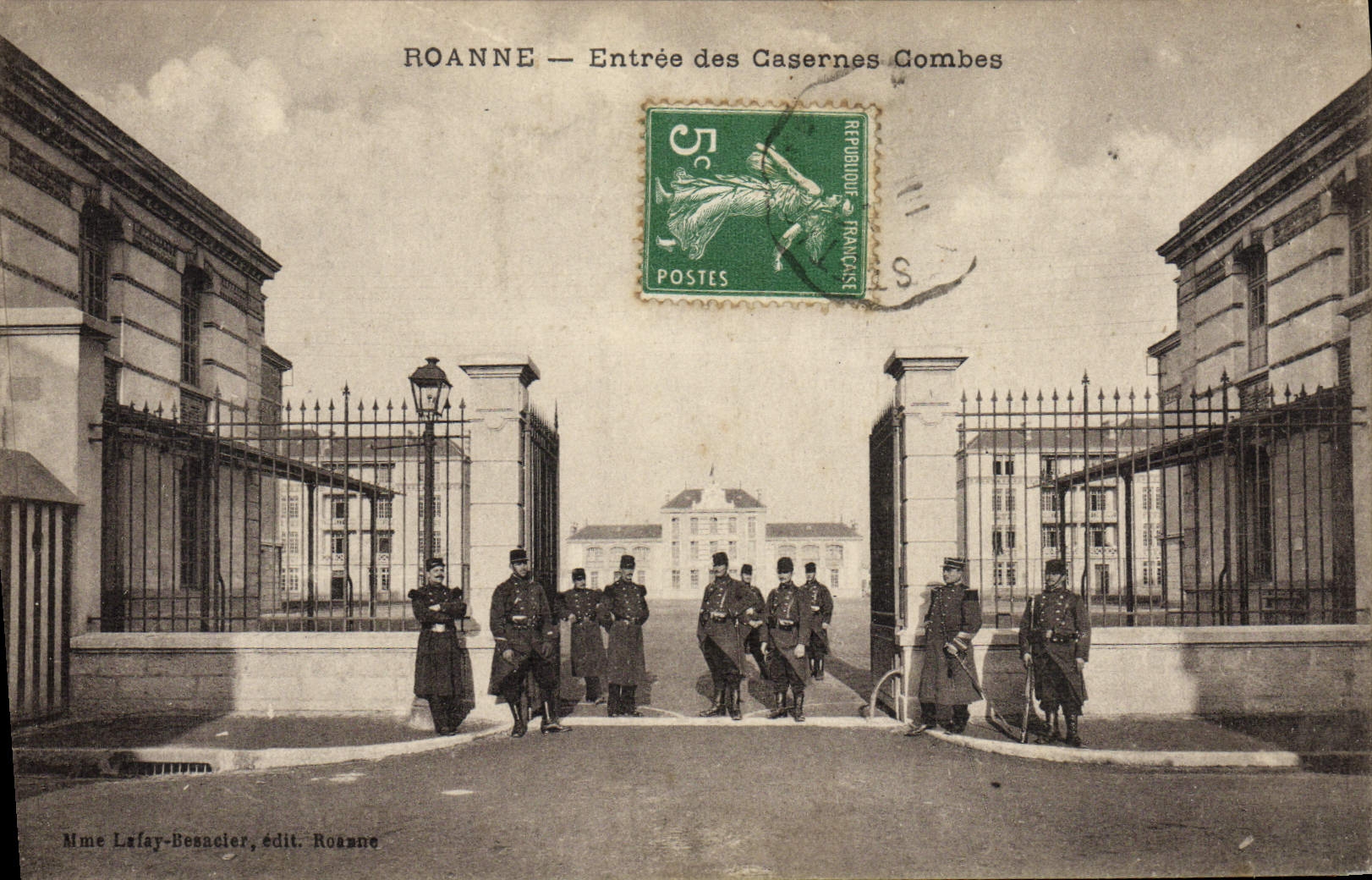 CPA Militaria Caserne Roanne Entree des casernes Combes 