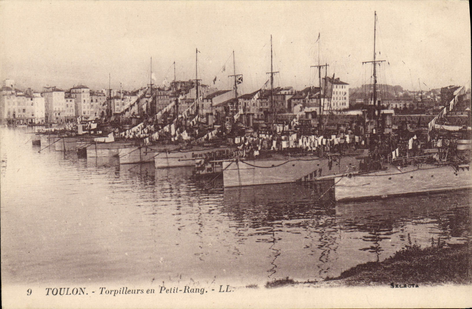 CPA Bateau de guerre Toulon Torpilleurs en petit rang 