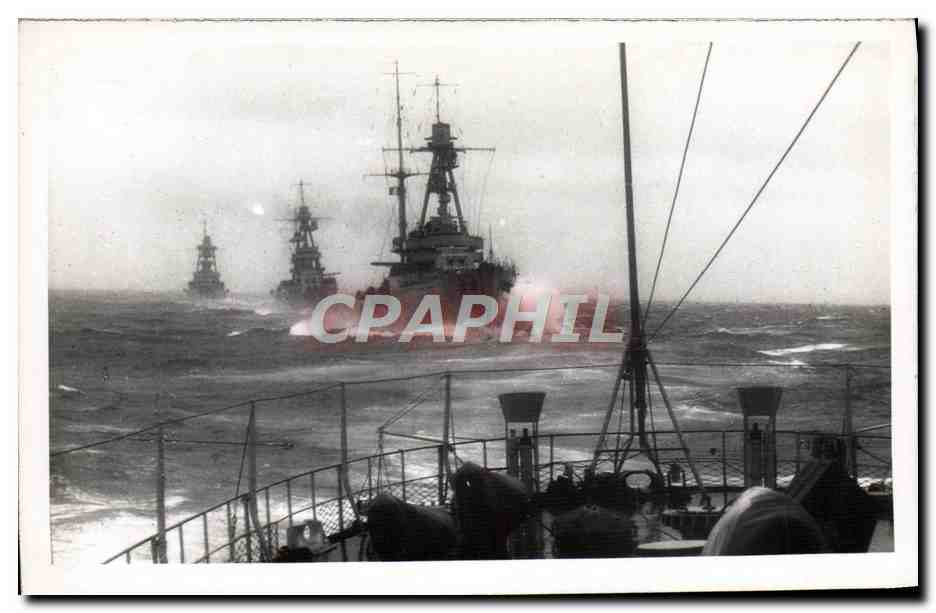 Navires de guerre en mer — vue de bord — Edit. H. EMERY, Toulon