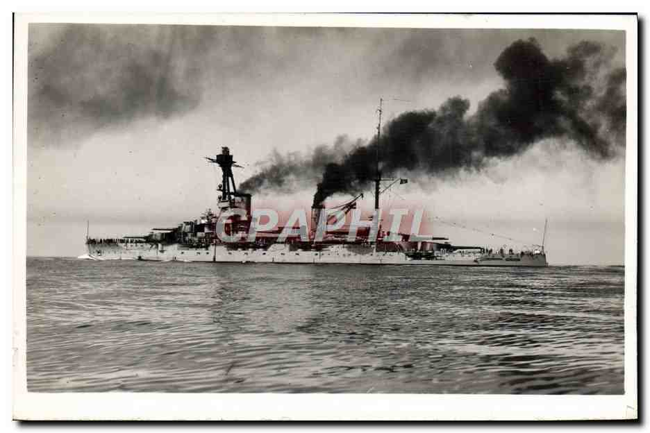 Bateau de guerre — fumée noire — éditeur non visible