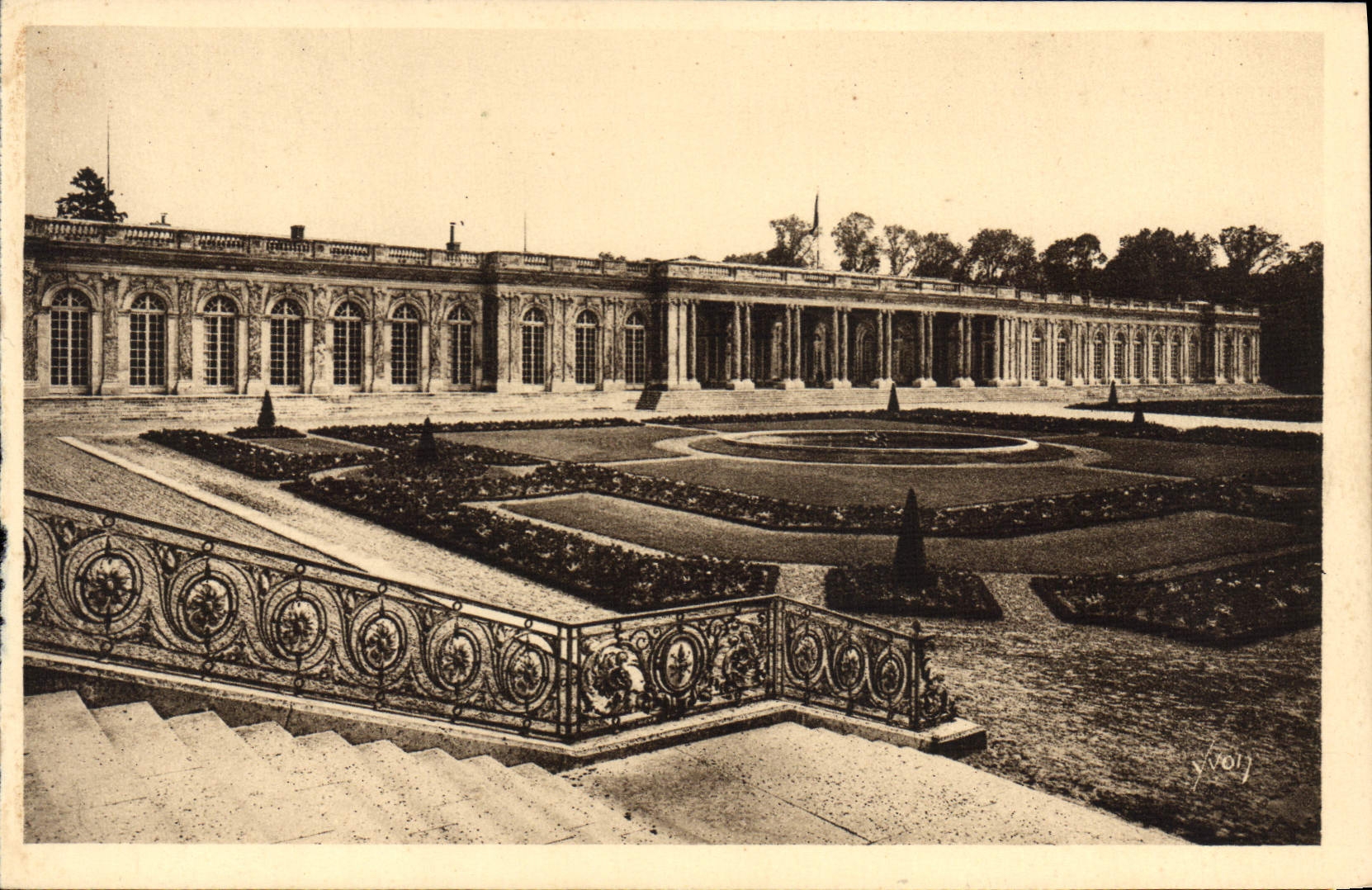 Grand Trianon — Façade sur les Jardins — Les Éditions Yvock, Paris