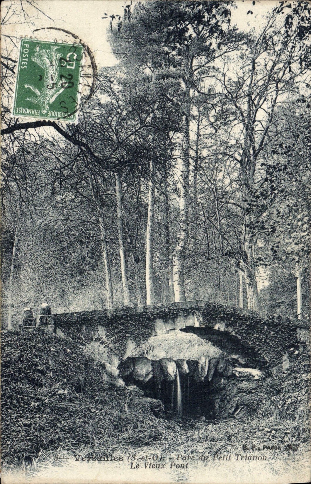 CPA Versailles Parc du petit Trianon Le vieux pont 