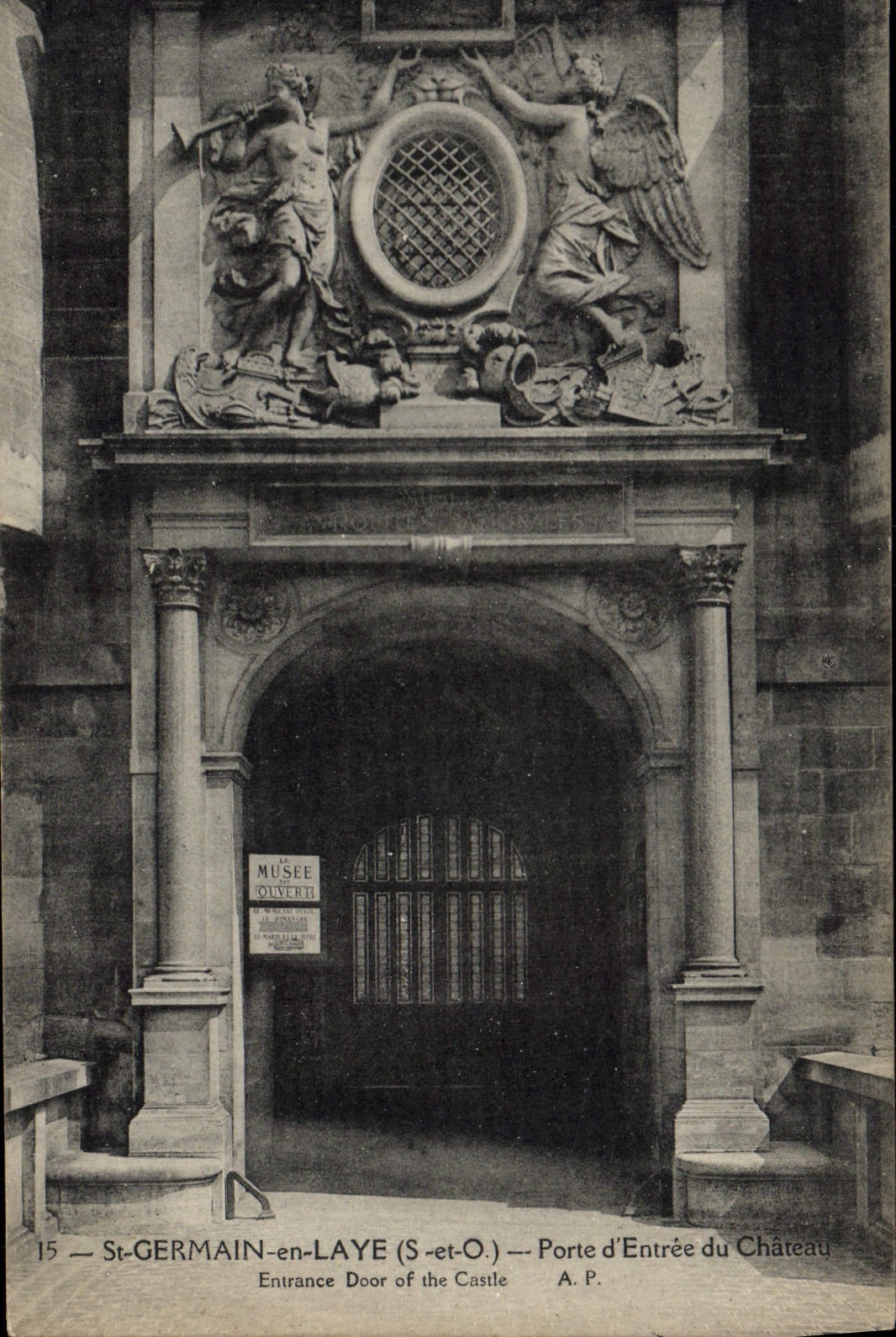 St-GERMAIN-en-LAYE (S-et-O) — Porte d'Entrée du Château — A.P.