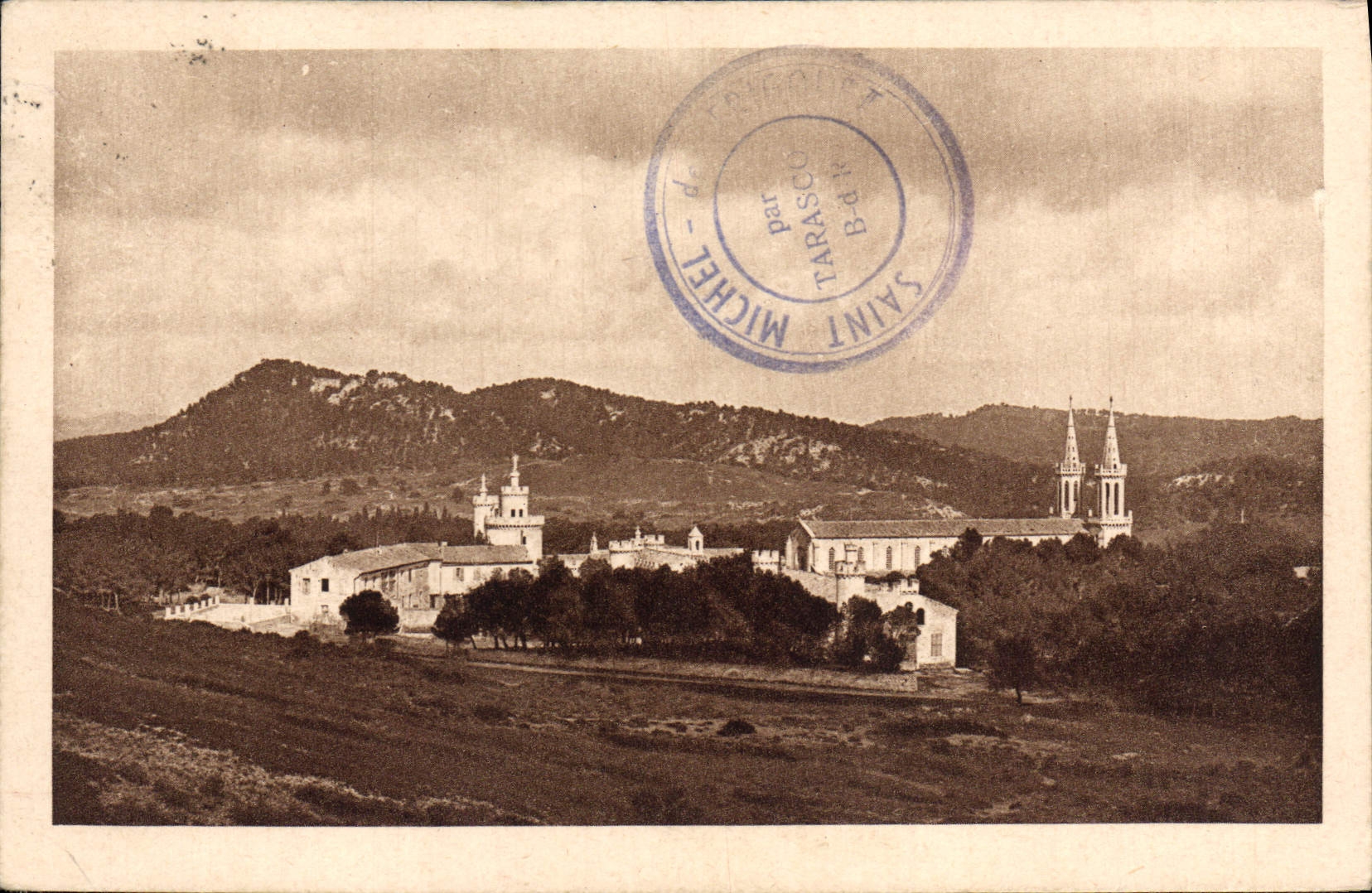 CPA St Michel de Frigolet L'Abbaye de Frigolet dresse ses fleches et ses tours au milieu des collines
