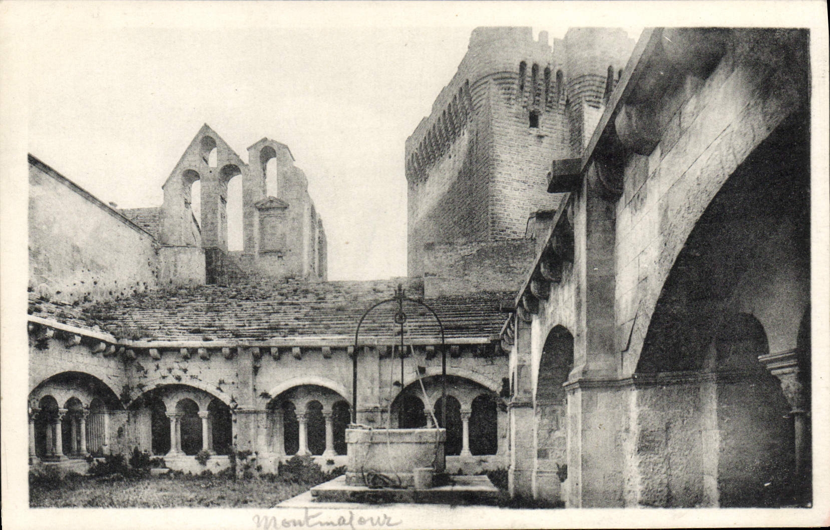 Montmajour — Cour du Cloître et Tour du XIIIe siècle — Photo George - Arles