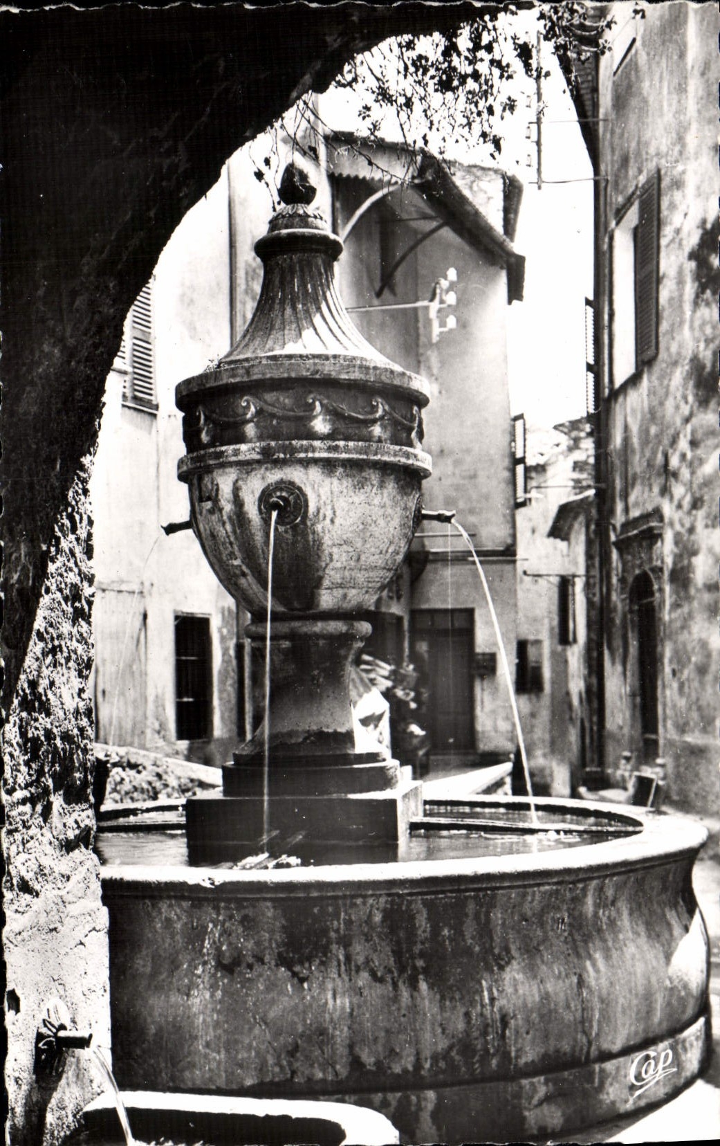 CPM Saint Paul Une vieille fontaine 1840