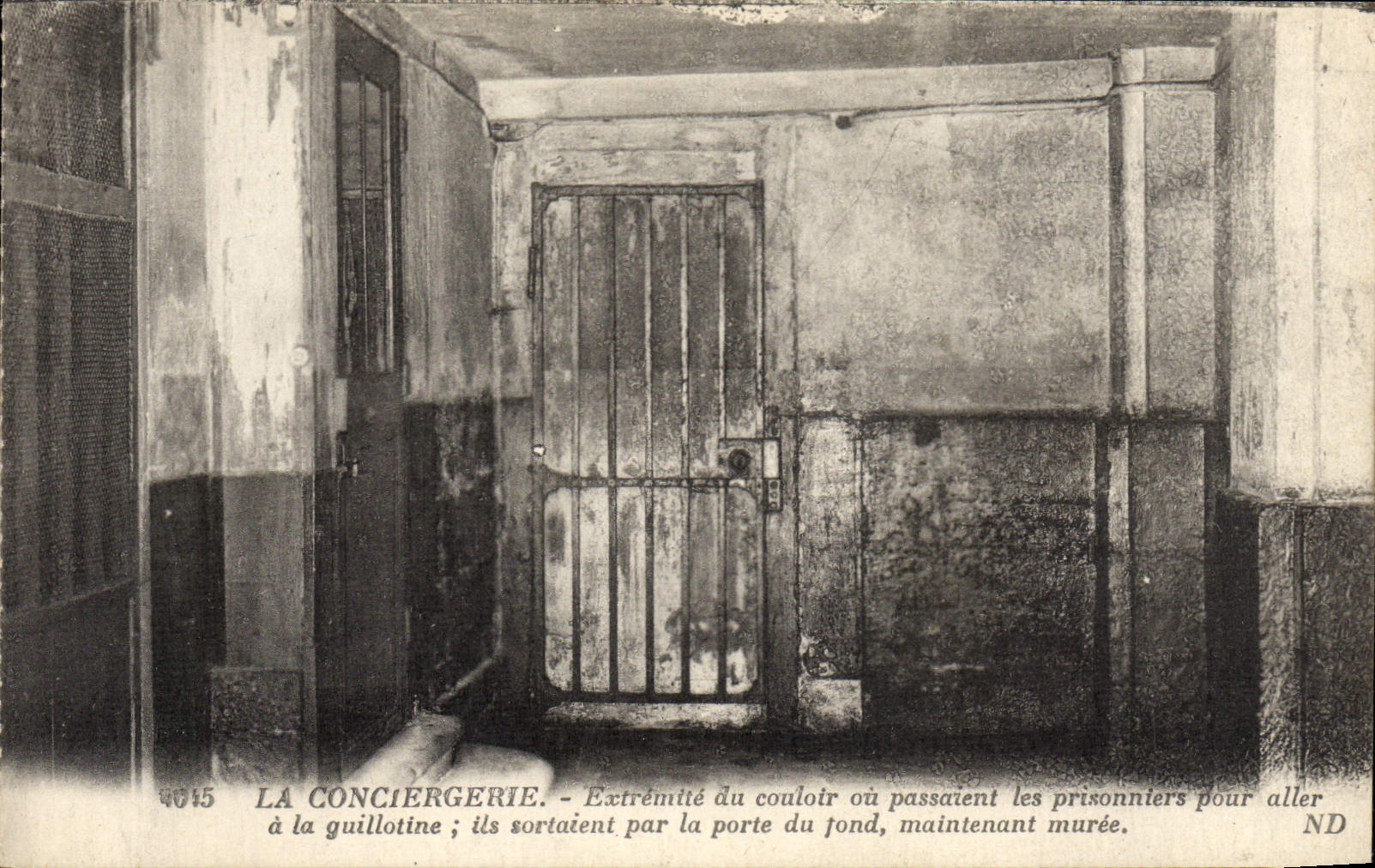 La Conciergerie — Extrémité du couloir où passaient les prisonniers pour aller à la guillotine ; ils sortaient par la porte du fond, maintenant murée.