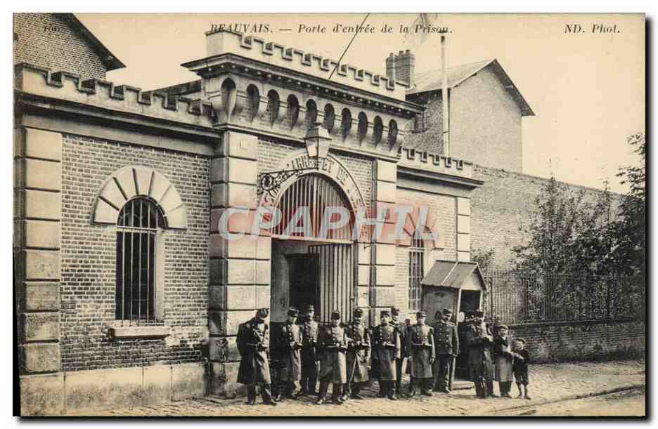 Beauvais — Porte d'entrée de la Prison — ND. Phot.