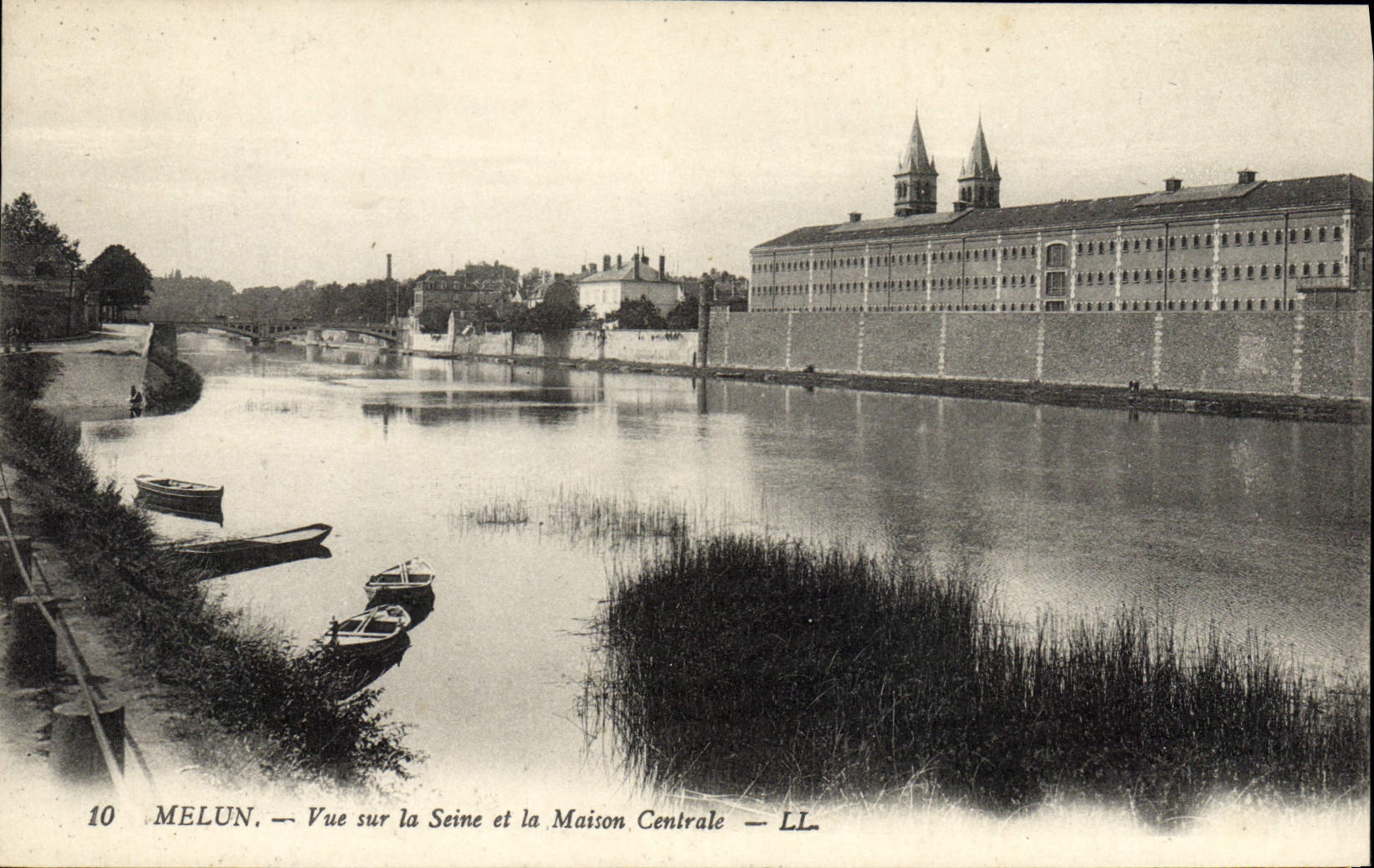 Melun — Vue sur la Seine et la Maison Centrale — LL.