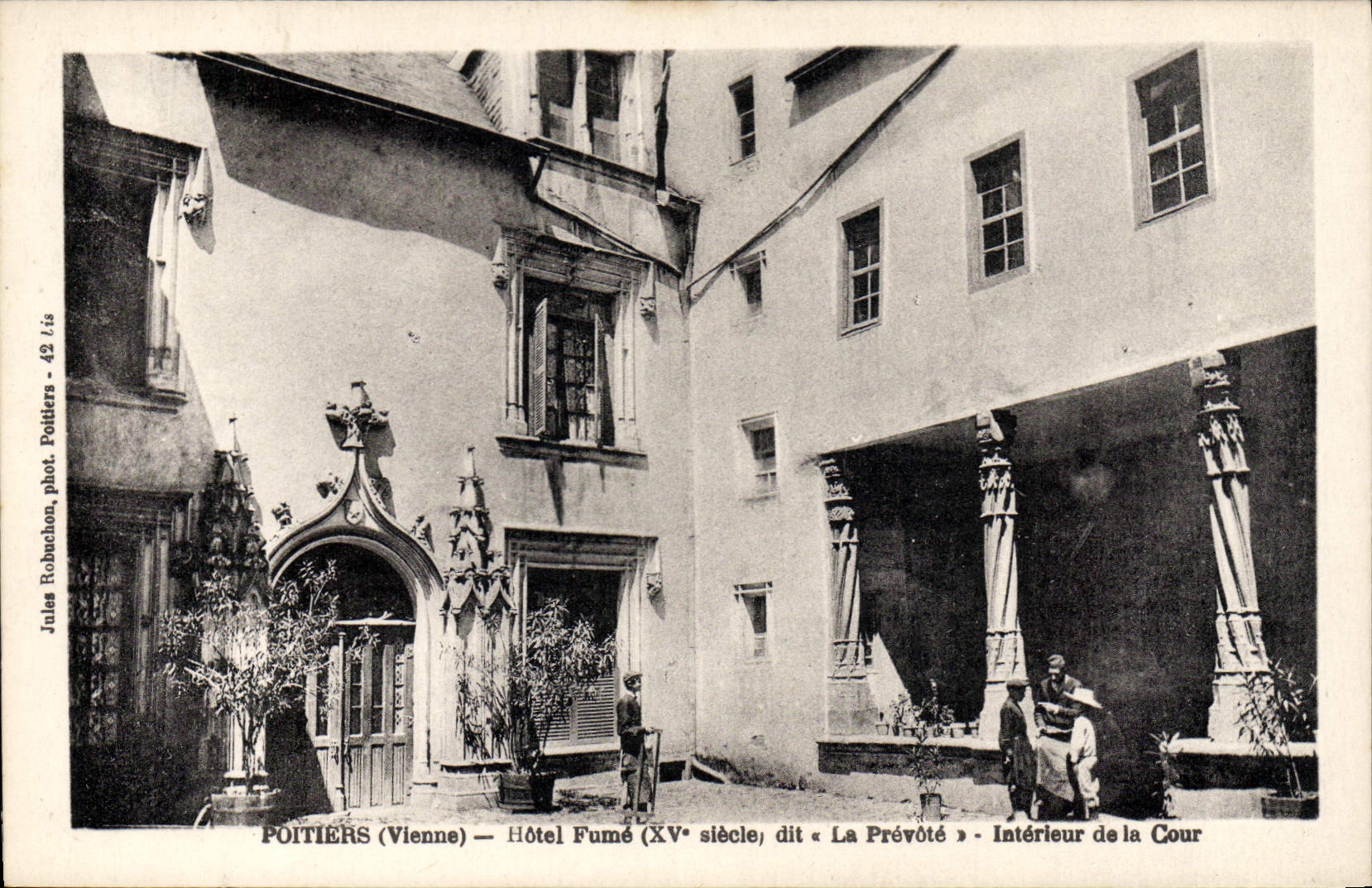 Poitiers (Vienne) — Hôtel Fumé (XVe siècle, dit « La Prévôté » — Intérieur de la Cour — Jules Robuchon, phot. Poitiers - 42 / 1/s