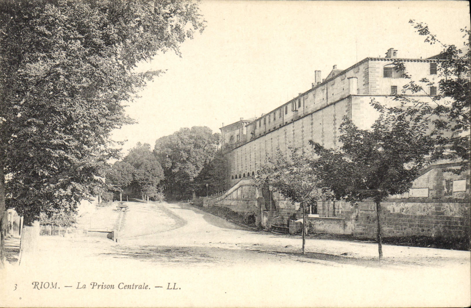 Riom — La Prison Centrale — LL.