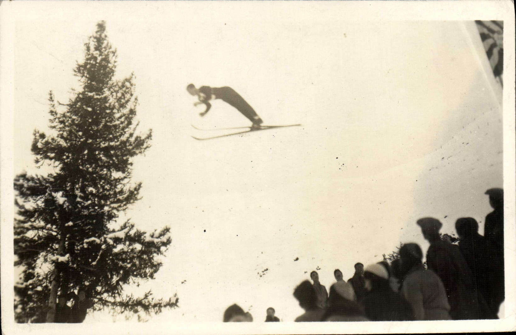 Saut à ski — Spectateurs et sapin — L. Butner, phot. Villars a. Ollies
