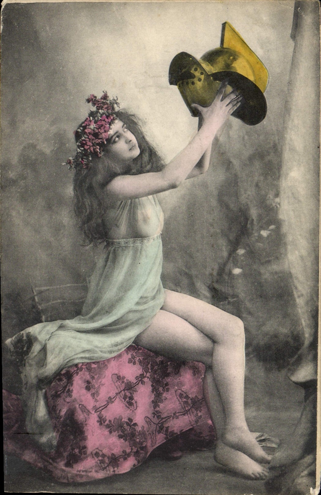 Jeune femme avec casque — scène mythologique — éditeur CPAPHIL, n° 11