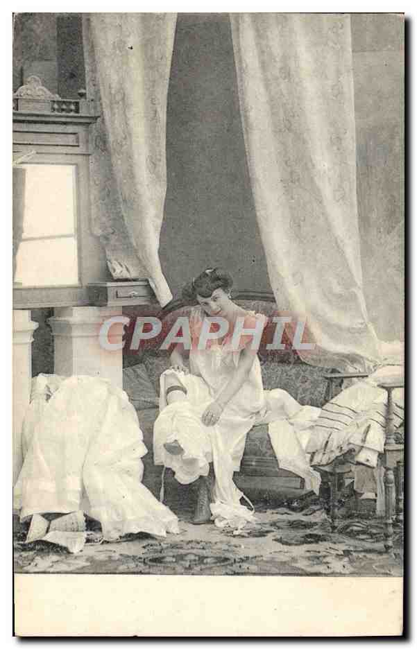 Frau in weißem Kleid sitzt auf einem Sofa — Innenraum-Szene — Verlag Universal Postal Union, Nr. 5460-6 - Vorderseite