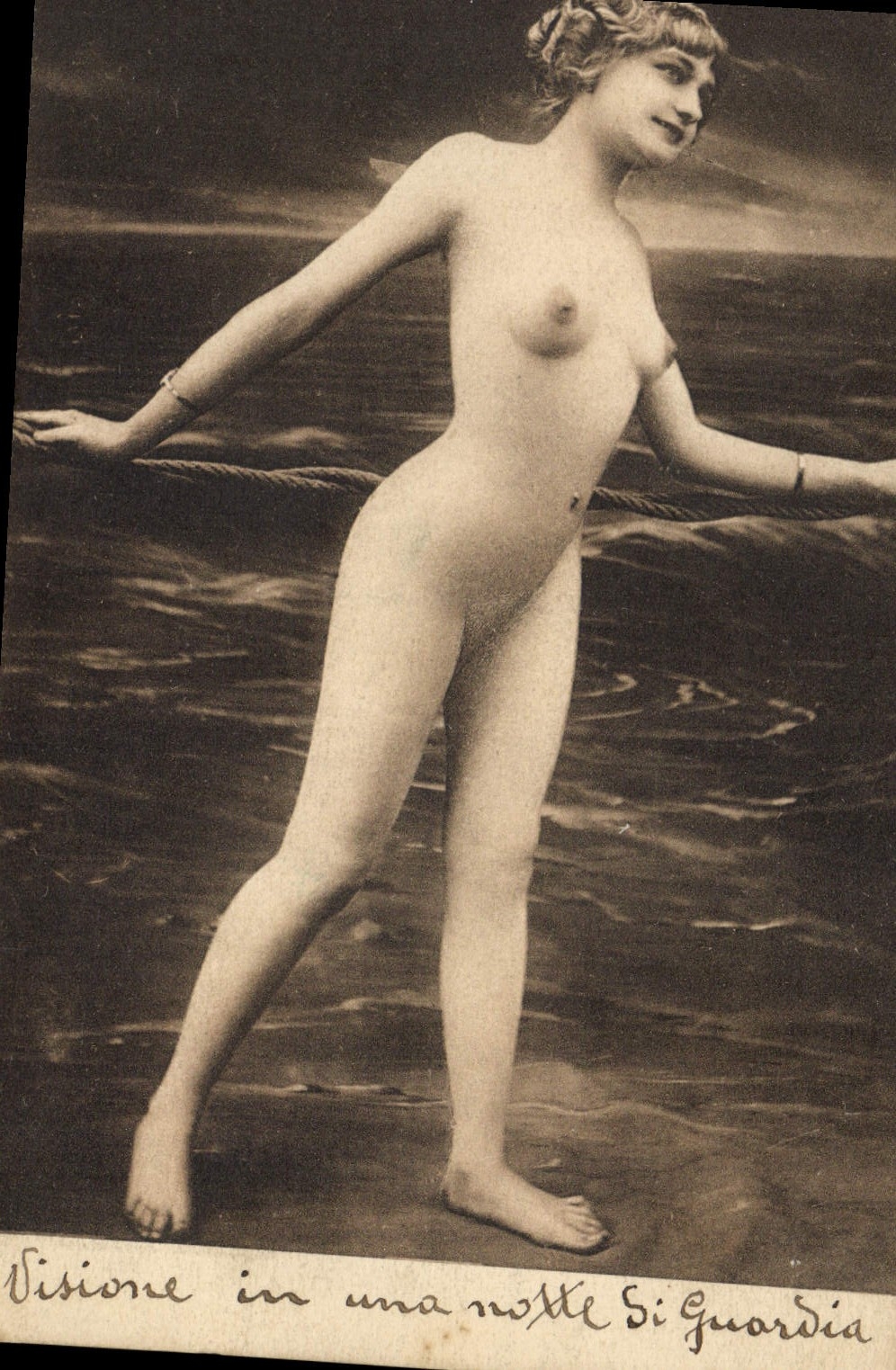 Femmes nues dans la mer — scène de bain — éditeur inconnu, n° de série non visible