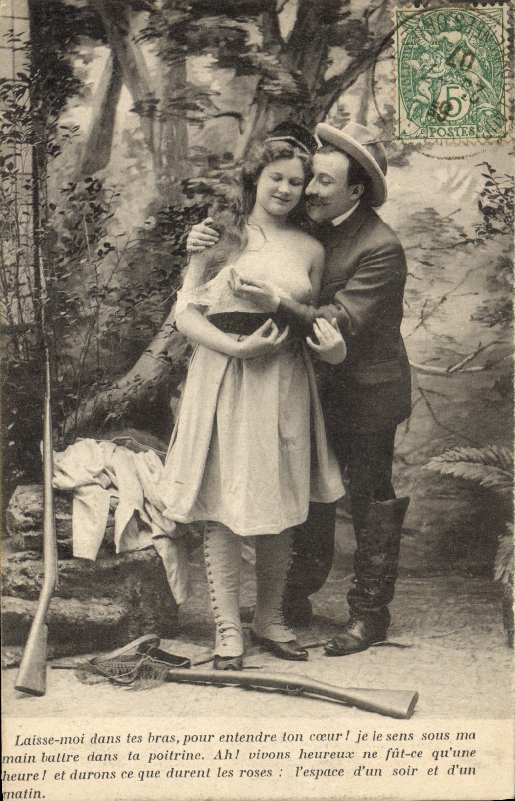 Amour dans la forêt — scène romantique — éditeur non identifié, n° de série non visible