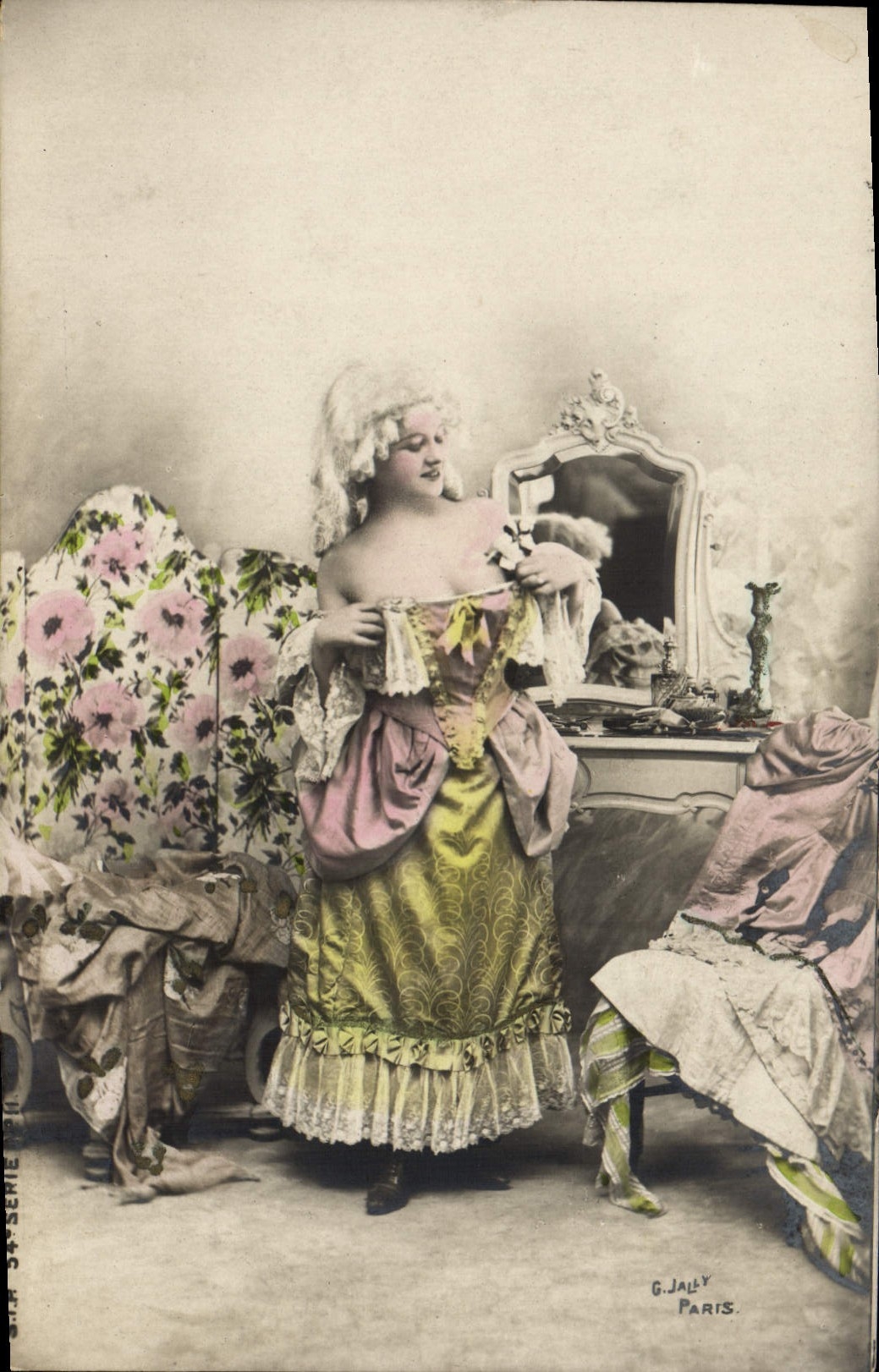 Femme en costume de cour — G. JALY PARIS — Série 37