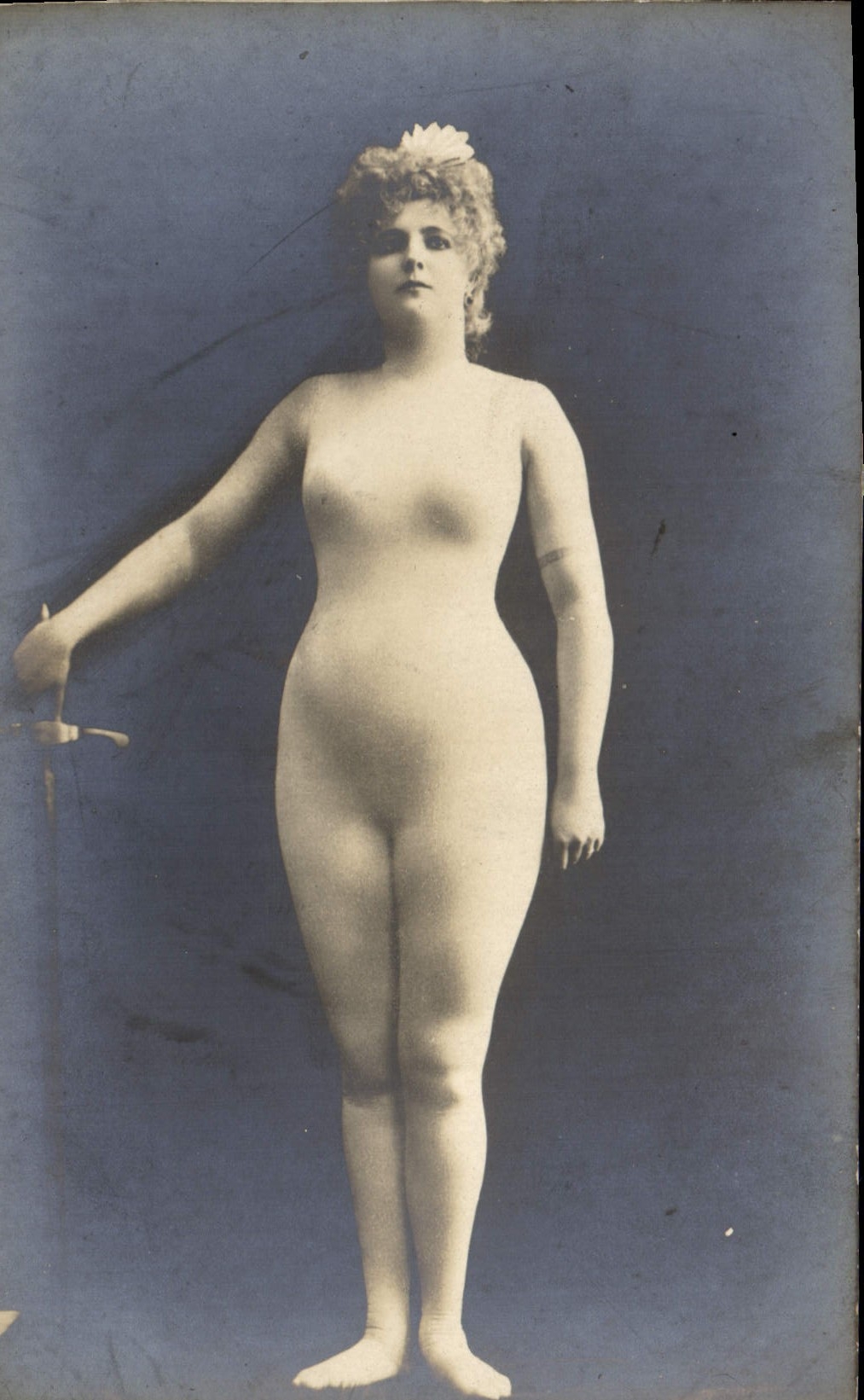 Nue avec épée — pose artistique — éditeur non visible