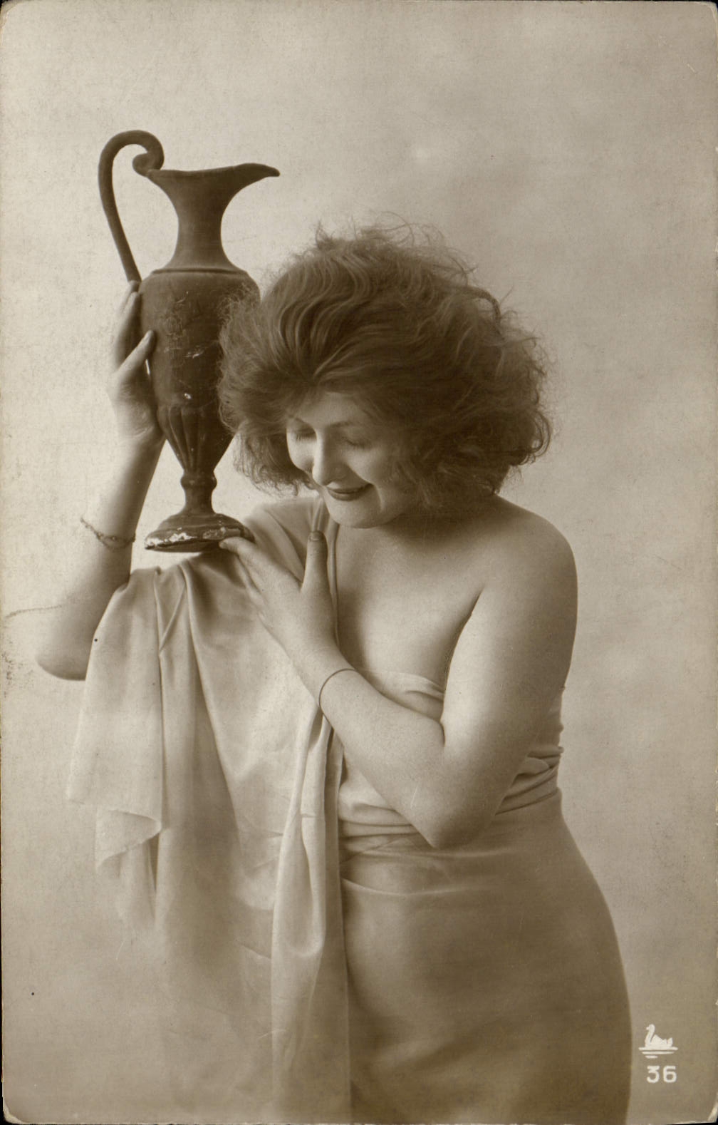 Femme en robe drapée tenant un vase — série 36 — éditeur Swan