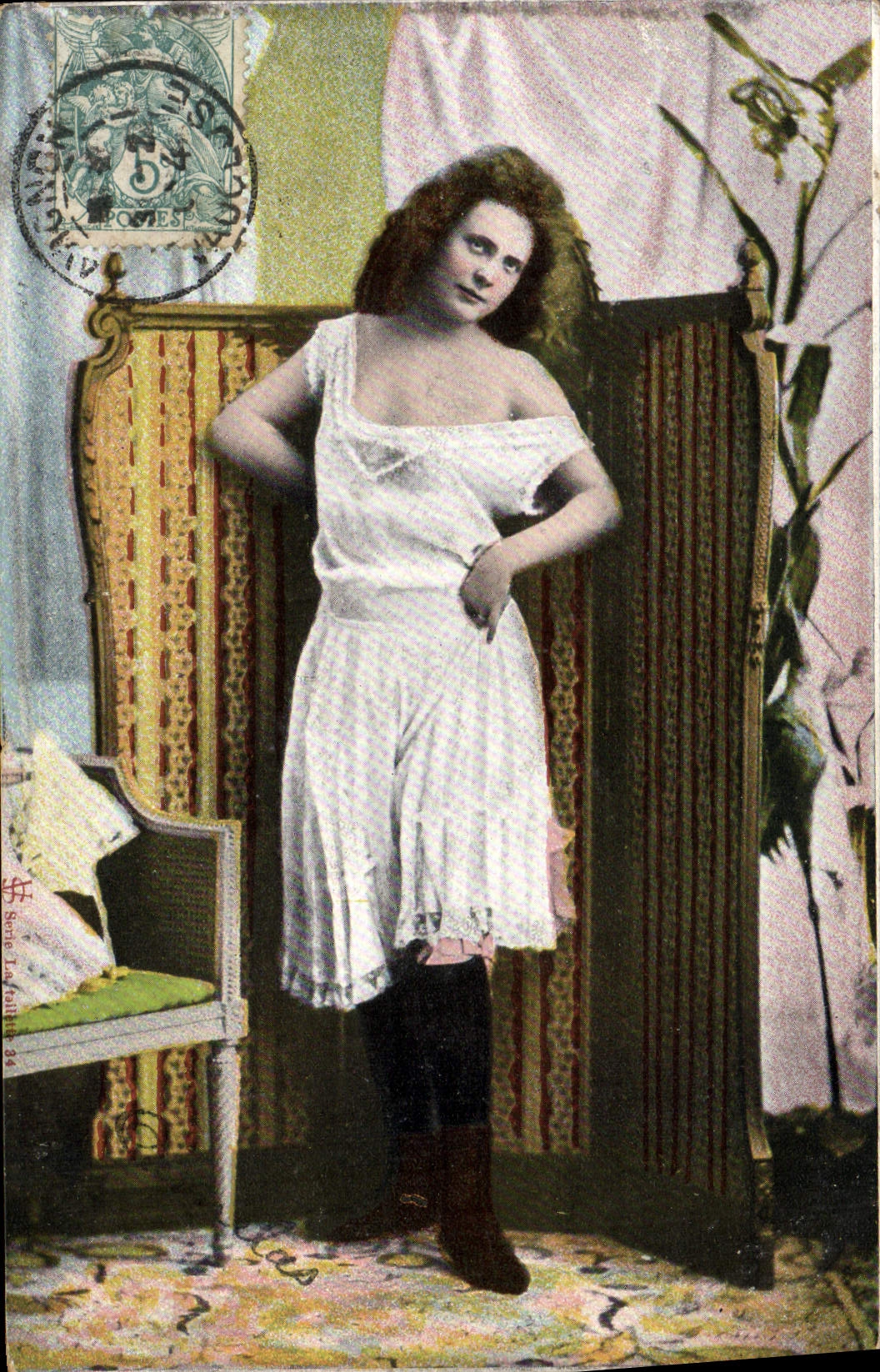 Femme en robe blanche — intérieur décoré — Série La Faithe 34