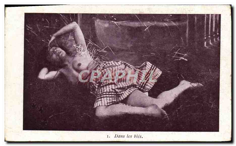 CPA Femme Nu erotique Dans les bles
