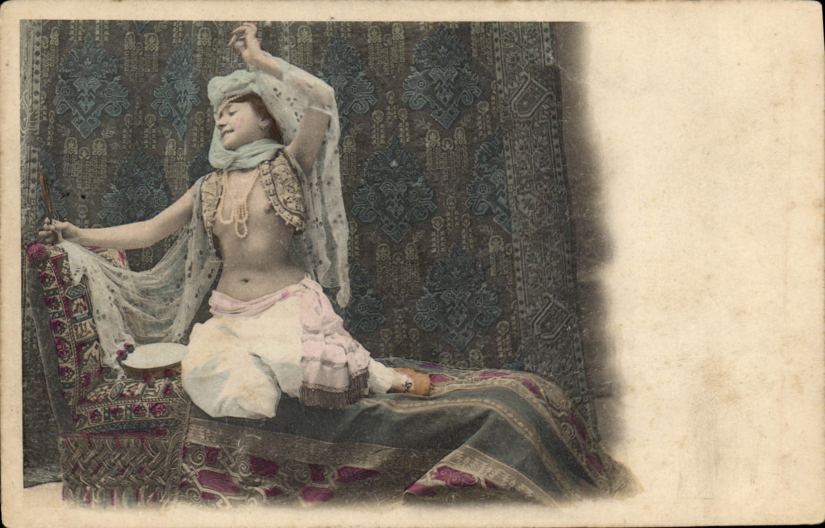Danseuse orientale — scène de théâtre — éditeur non identifié, n° de série non visible