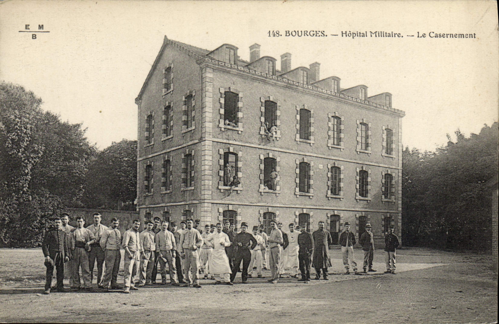 Bourges — Hôpital Militaire — Le Casernement — Éditeur E M B, n° 148