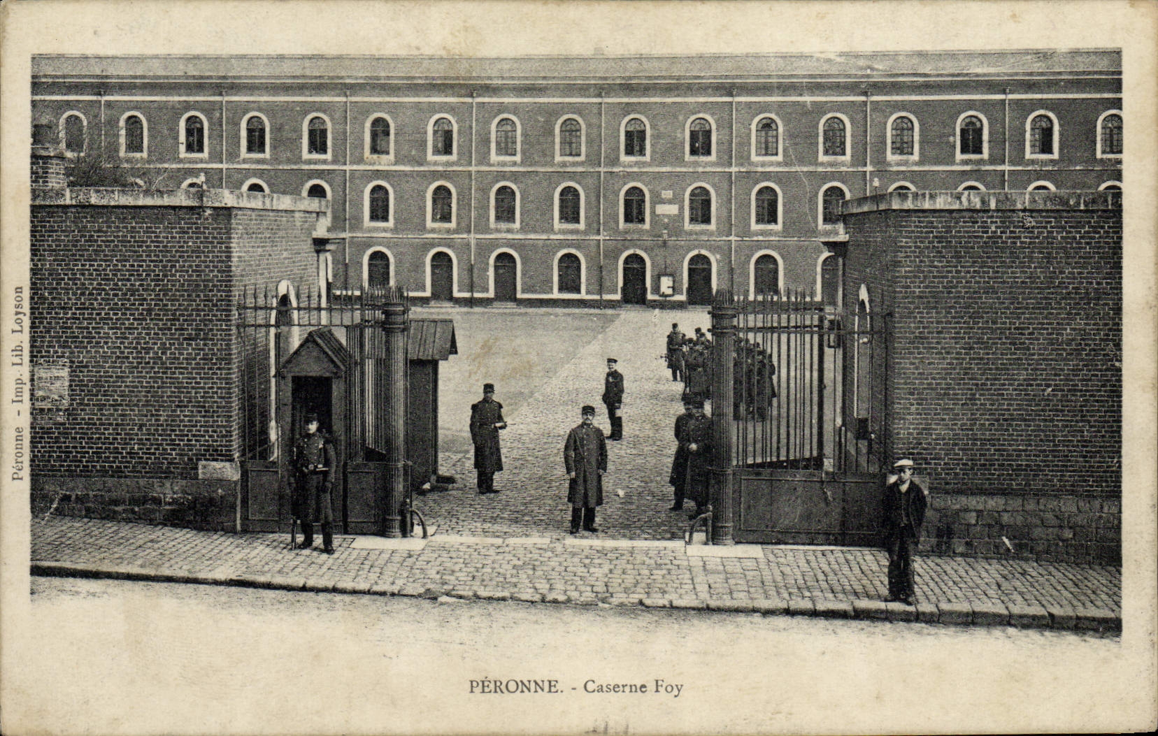 CPA Militaria Caserne Peronne Caserne Foy