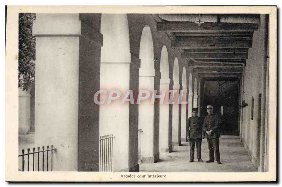CPA Militaria Caserne Arcades Cour interieure 