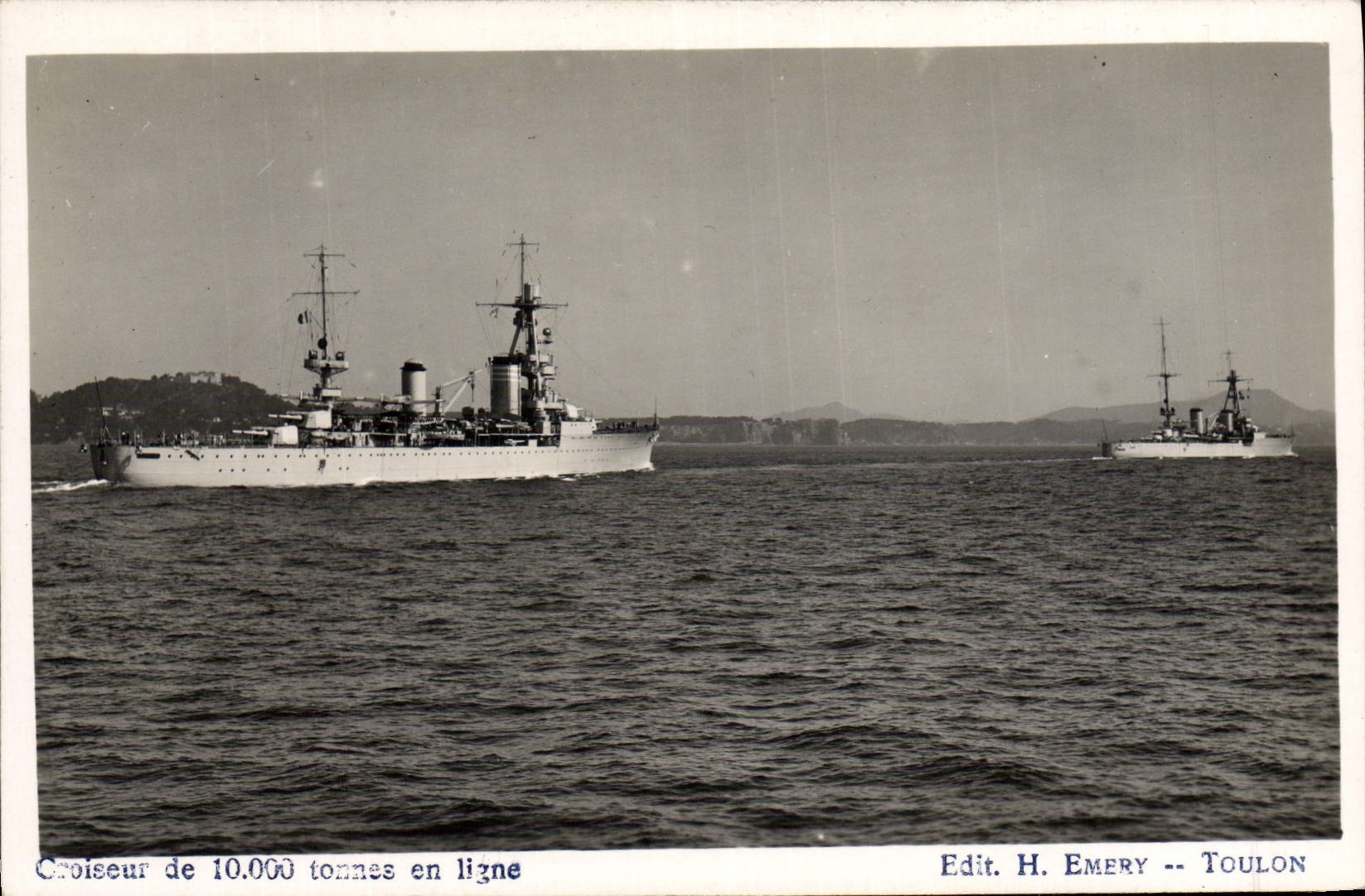 CPA Bateau de guerre Croiseur de 10 000 tonnes en ligne 