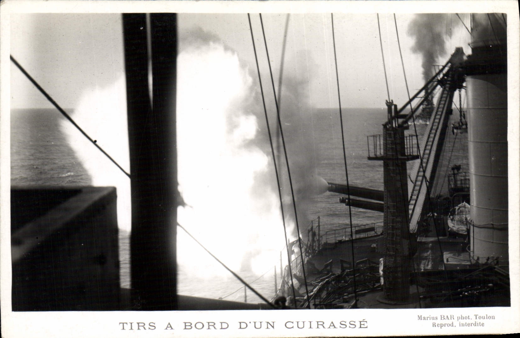CPA Bateau de guerre Tirs a bord d'un cuirasse