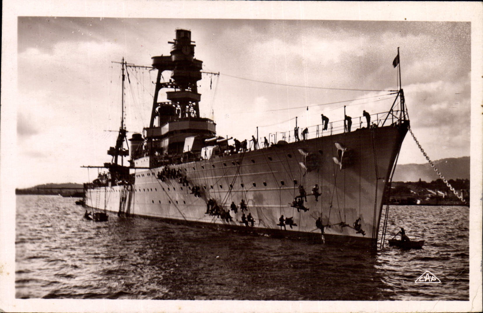 CPA Bateau de guerre Toulon La toilette d'un croiseur 