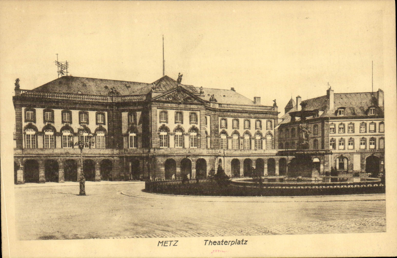 Metz - Theaterplatz — vue du square avec fontaine et bâtiment classique — éditeur Voring & Aug. Guerot, n° 802