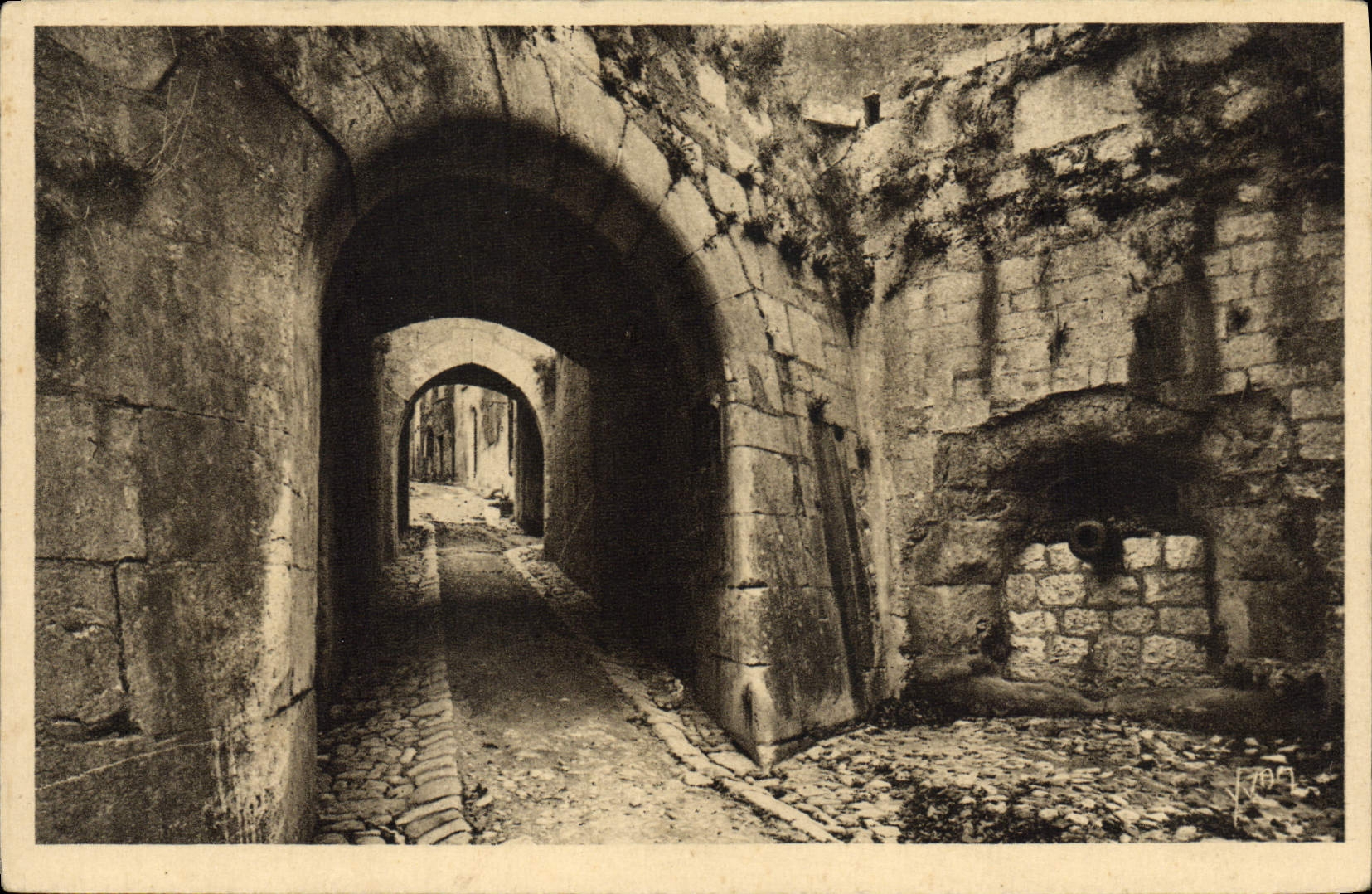 CPA Saint Paul L'entree du village par les vieilles fortifications et le canon qui la defendait