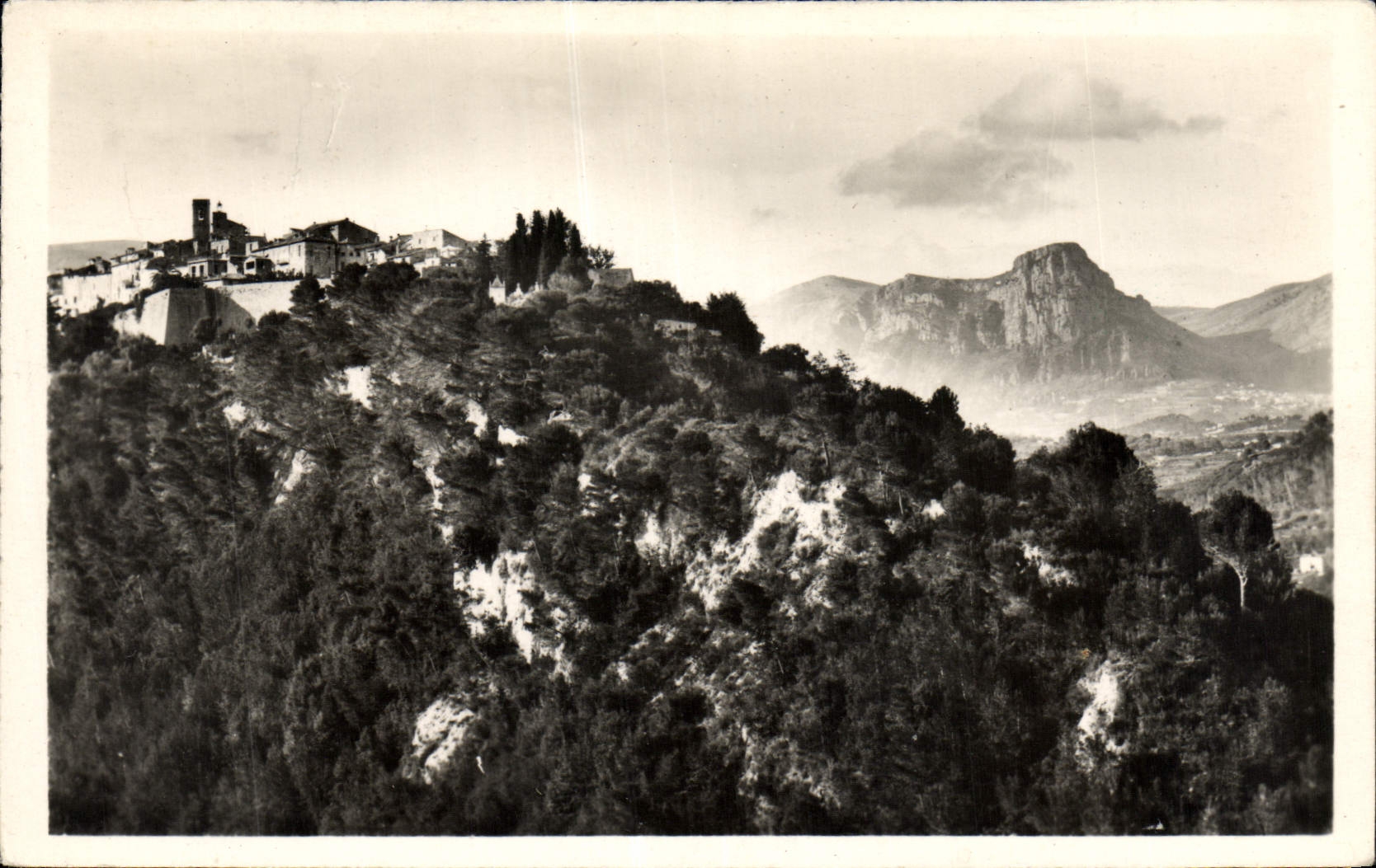CPA Saint Paul de Vence Vue Generale et le Baou de St Jeannet