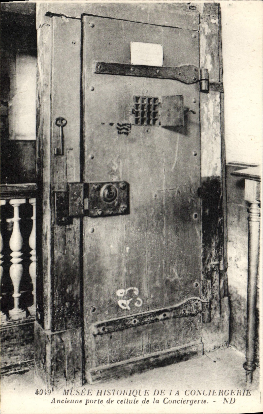 Ancienne porte de cellule de la Conciergerie — Musée historique de la Conciergerie — ND