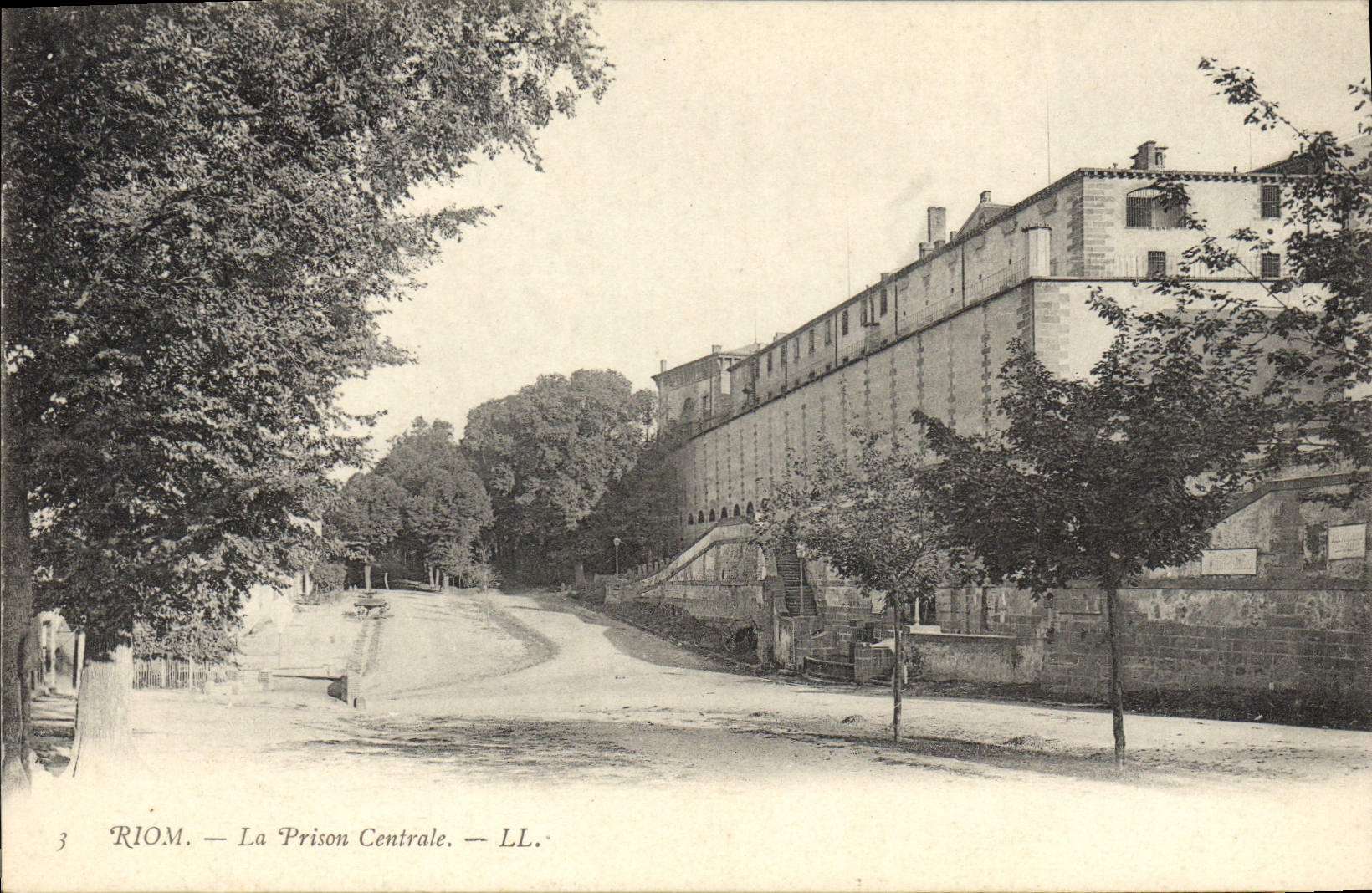 Riom — La Prison Centrale — LL.