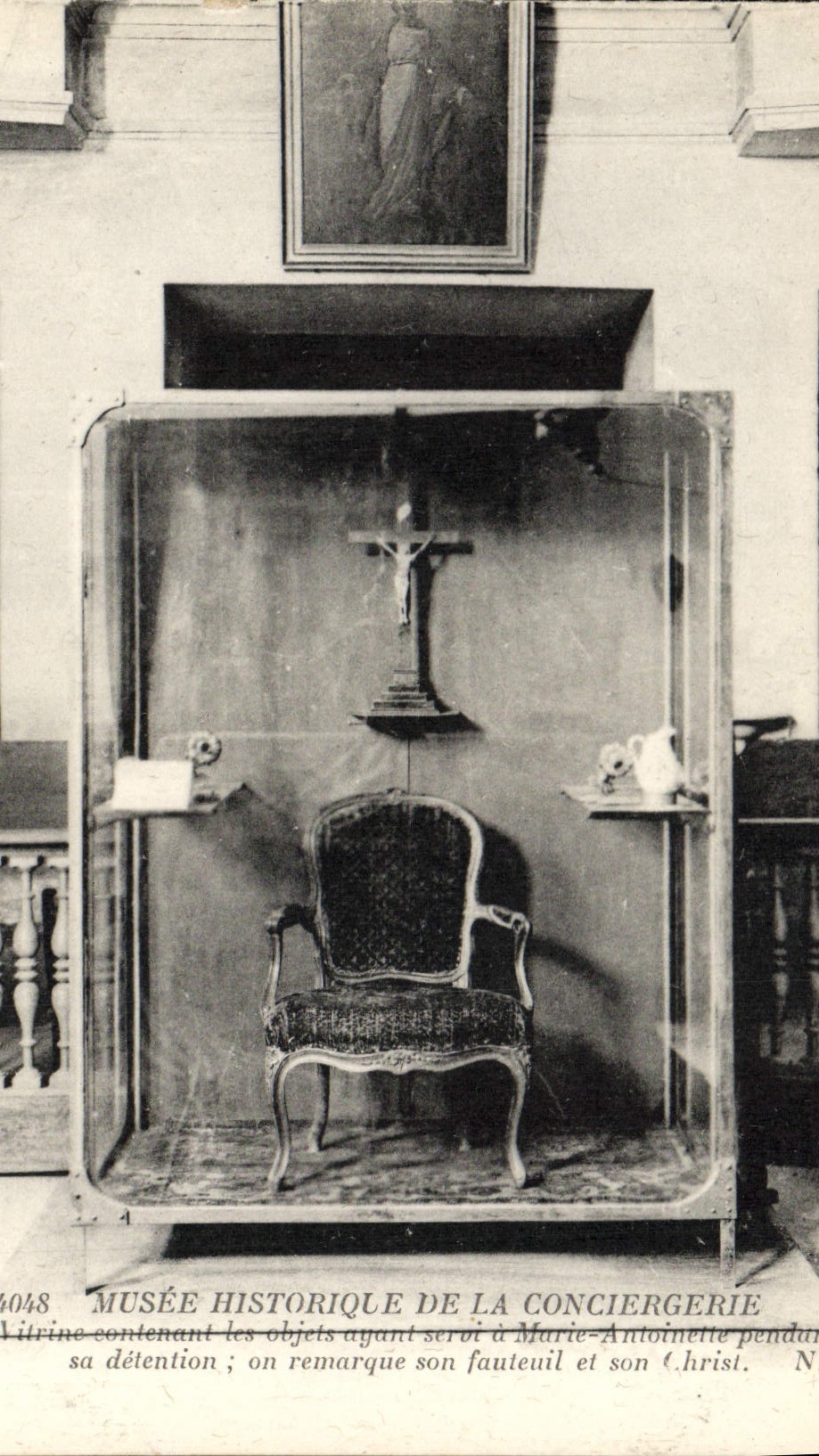 Musée Historique de la Conciergerie — Chambre de détention de Marie-Antoinette — Fauteuil et crucifix