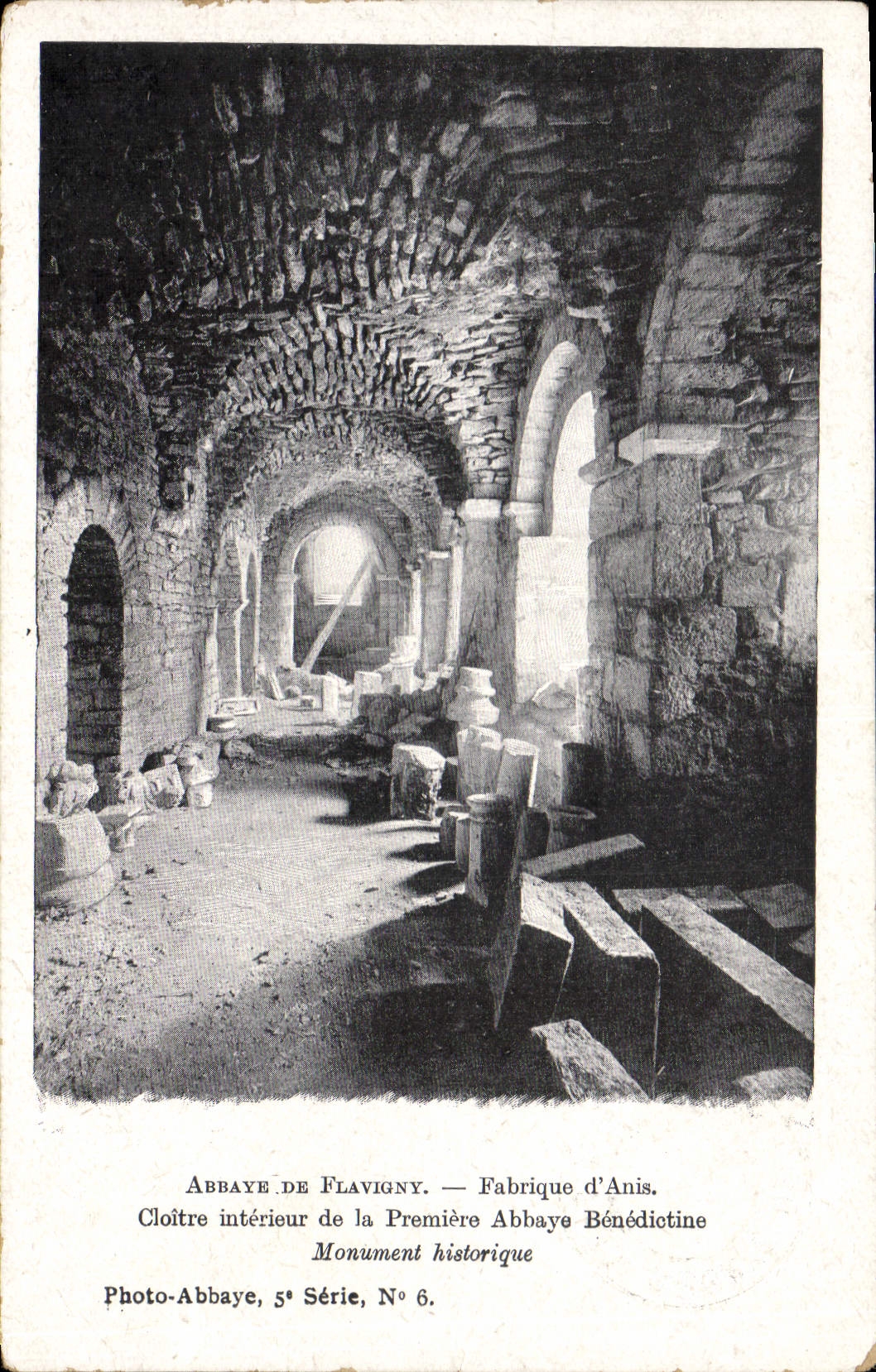 CPA Abbaye de Flavigny Fabrique d'Anis Cloitre interieur de la premiere abbaye benedictine