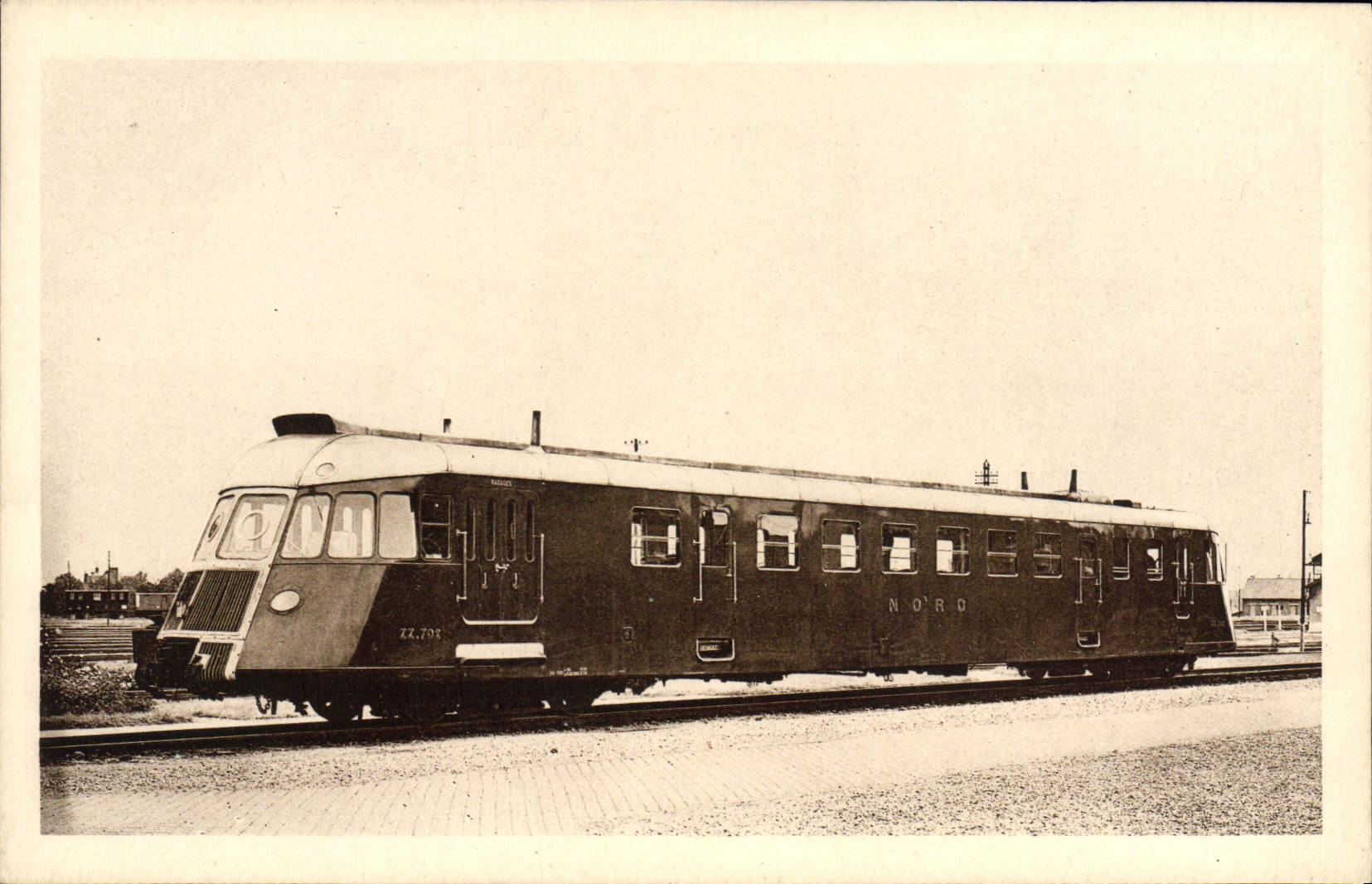 CPA Train Locomotive Chemin de fer du Nord Automotrice Renault a bogies