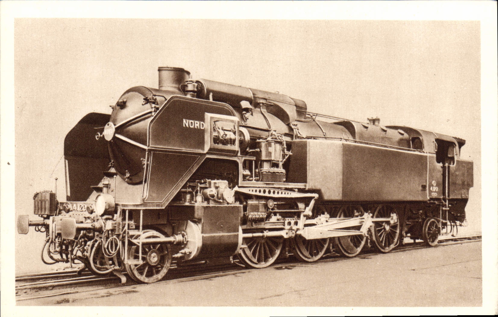CPA Train Locomotive Chemin de fer du Nord Locomotive Tender serie 4 1201 4 1235 Type 1932