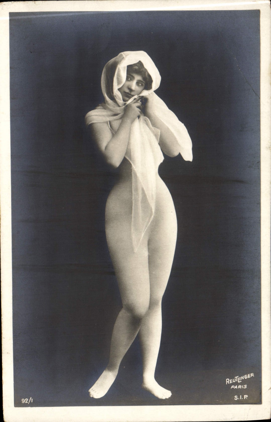 Nu féminin — femme nue couverte d'un voile — Reutlinger Paris, série 92/1