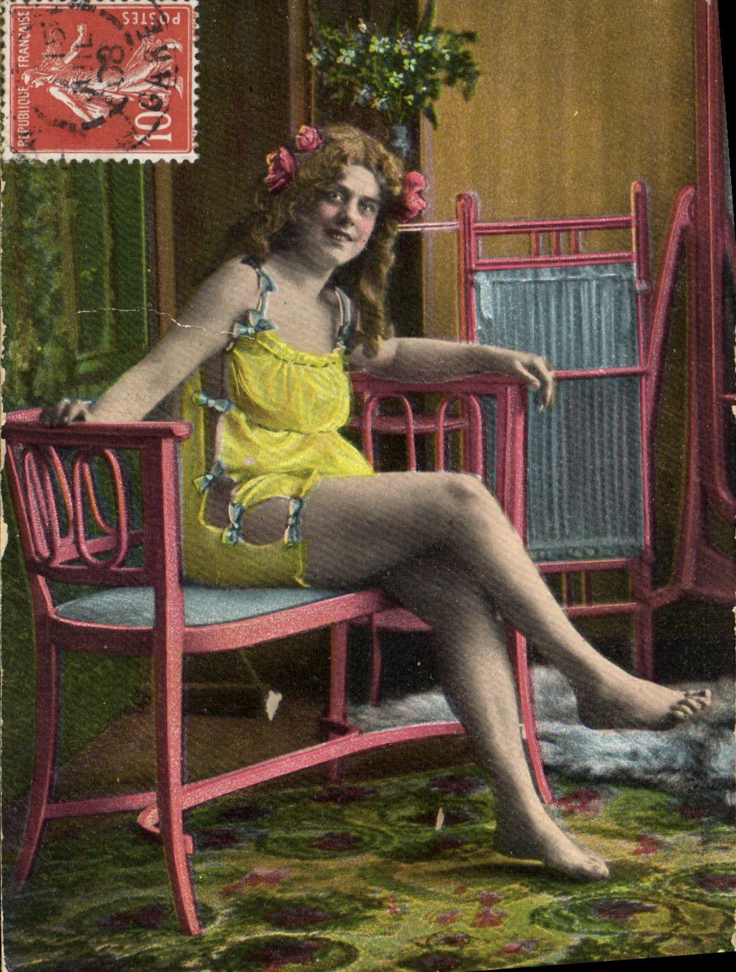 Jeune femme en maillot jaune — intérieur décoré — éditeur K.K.V.L.B. n°12