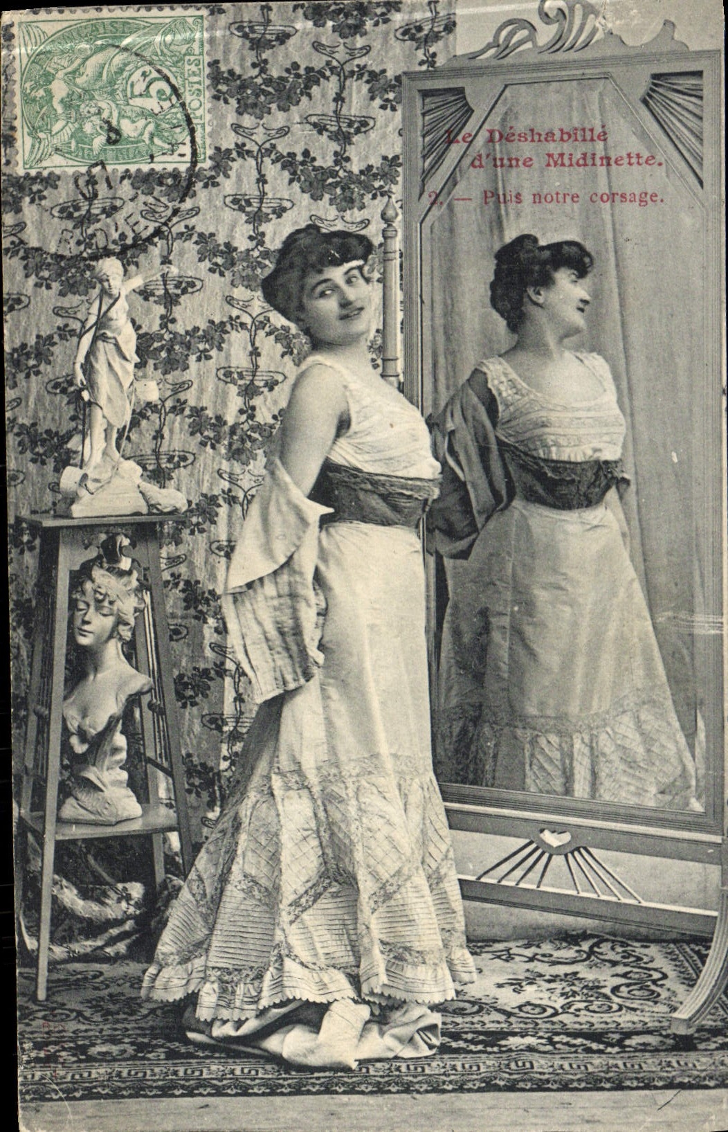 Une femme devant un miroir — Le Déshabillé d'une Midinette — éditeur non visible