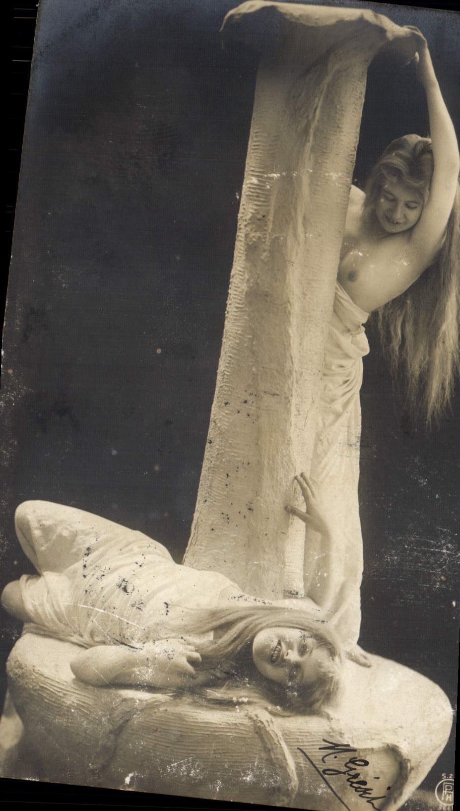 Deux femmes dans une scène de sculpture — M. Girais — éditeur S.I.E. Paris
