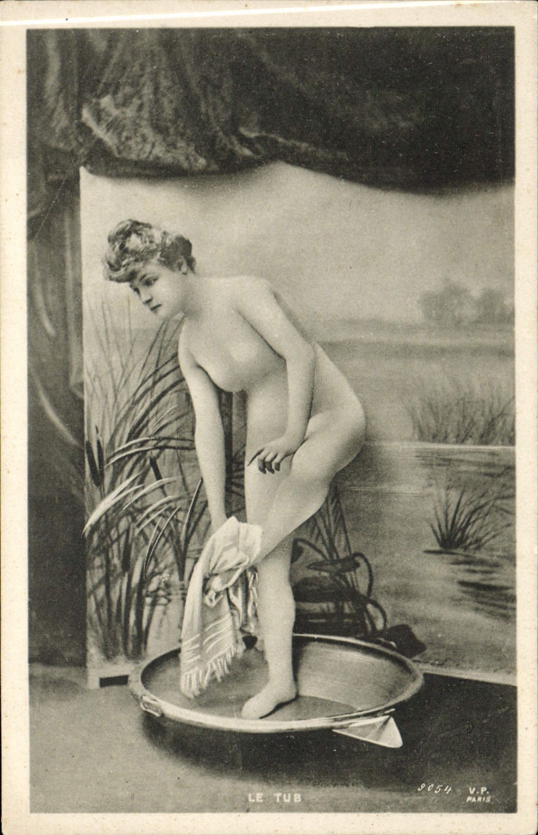 Femme nue dans un bain — scène de studio — V.P. Paris n° 9054