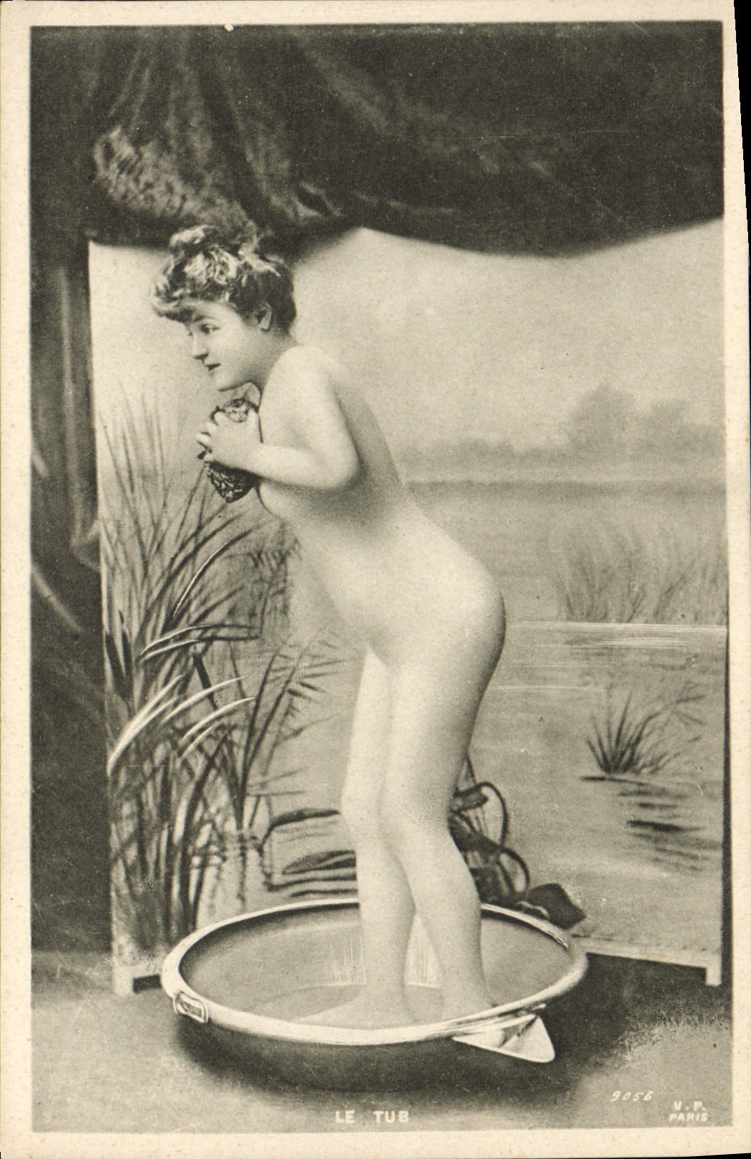 Nue dans un tub — scène de spectacle — U.P. Paris n° 9056
