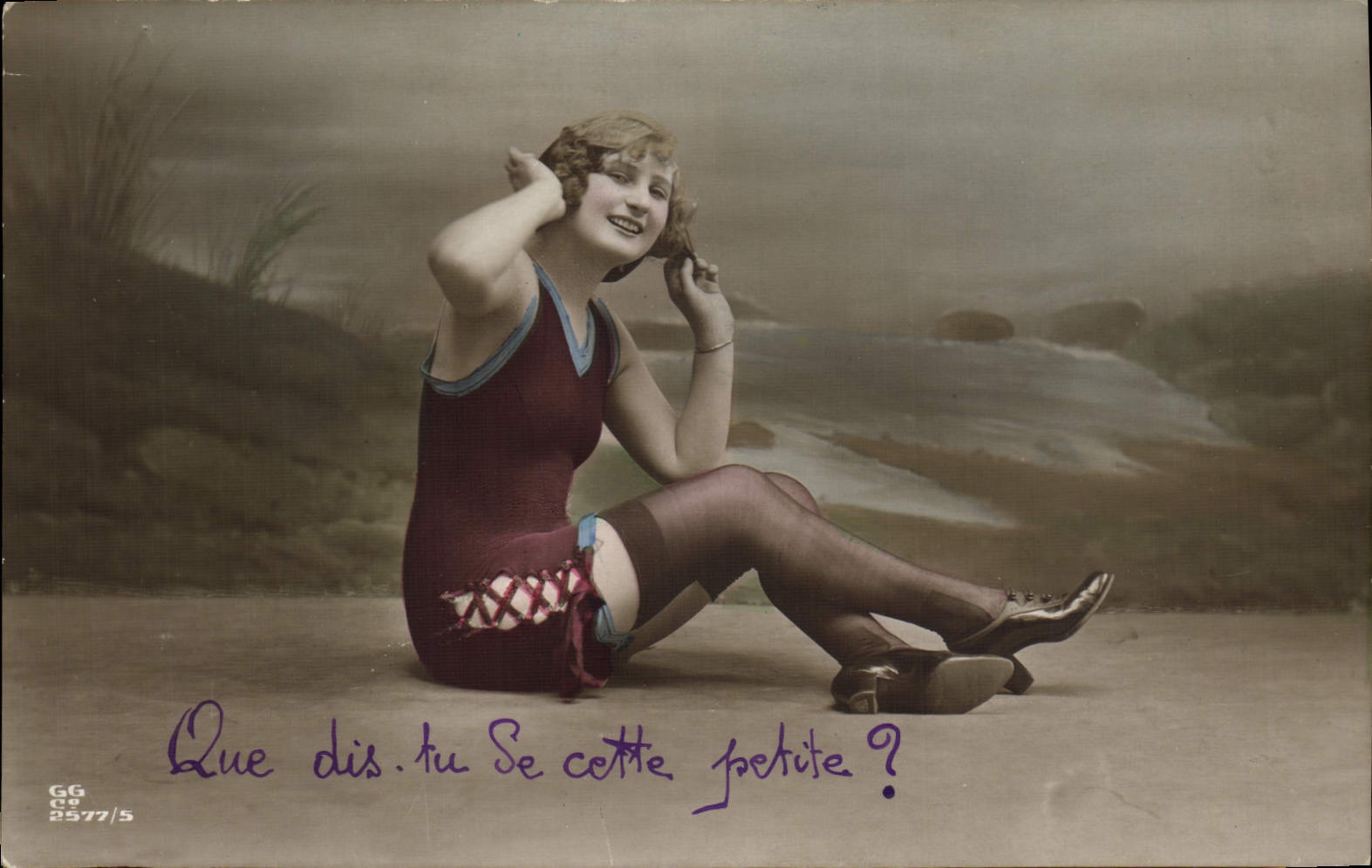 Jeune femme en maillot de bain — scène de plage — GG CP 2577/5