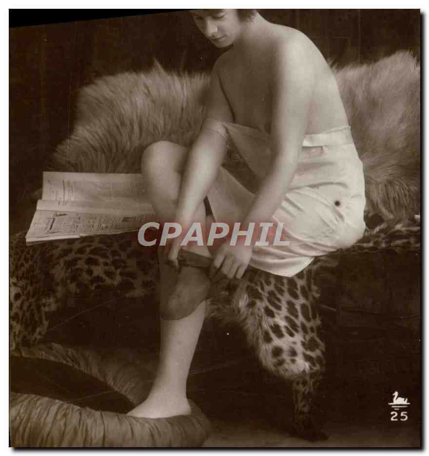 Jeune homme en train de se chauffer les pieds — sur canapé à motif léopard et fourrure — éditeur Swan, n°25
